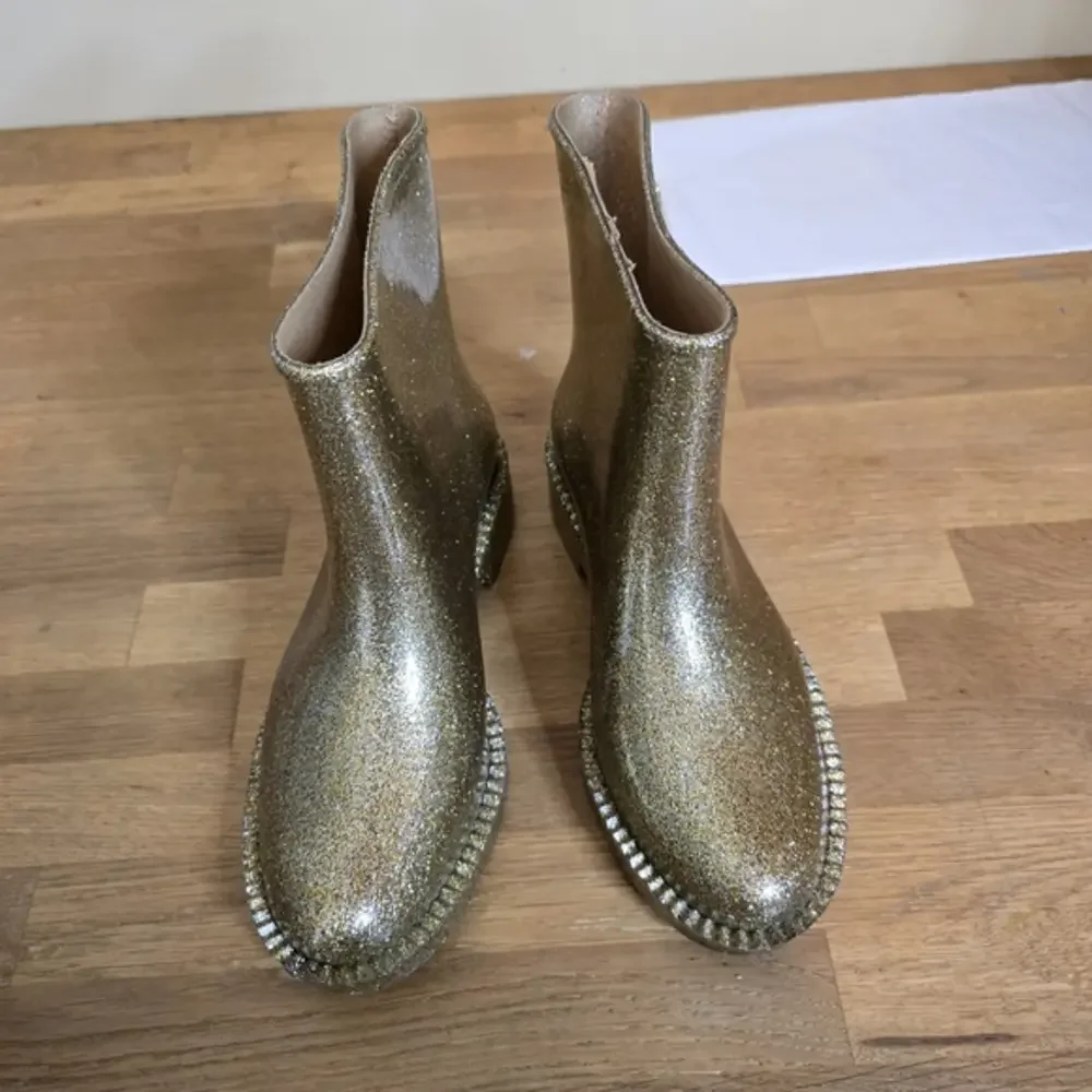🔴 3/$15 Melissa Rain Drop Jelly Boot – Gold Glitter Waterproof Statement 5 US